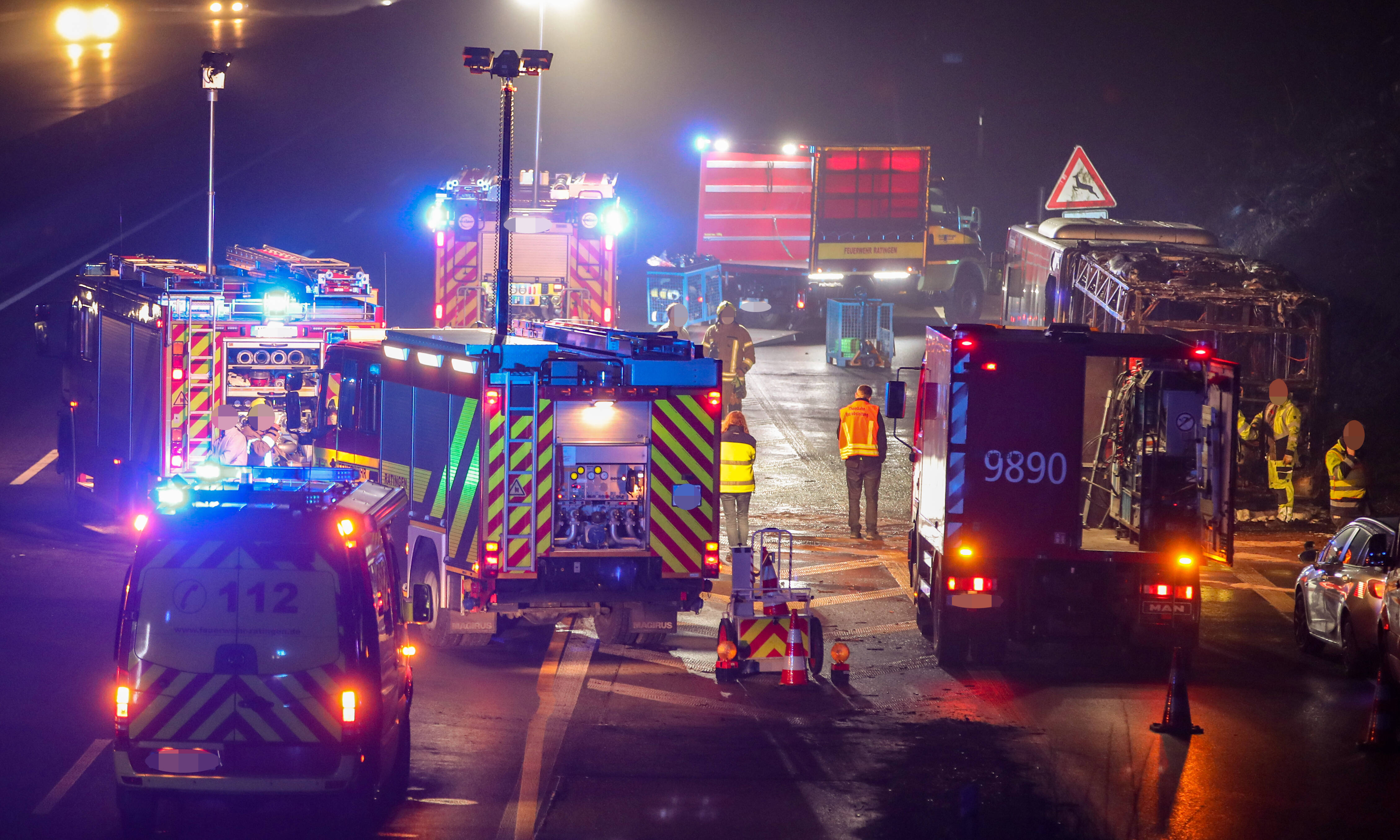 Blutiger Streit am Bahnhof – Mann attackiert Gegner mit Messer und Axt!
