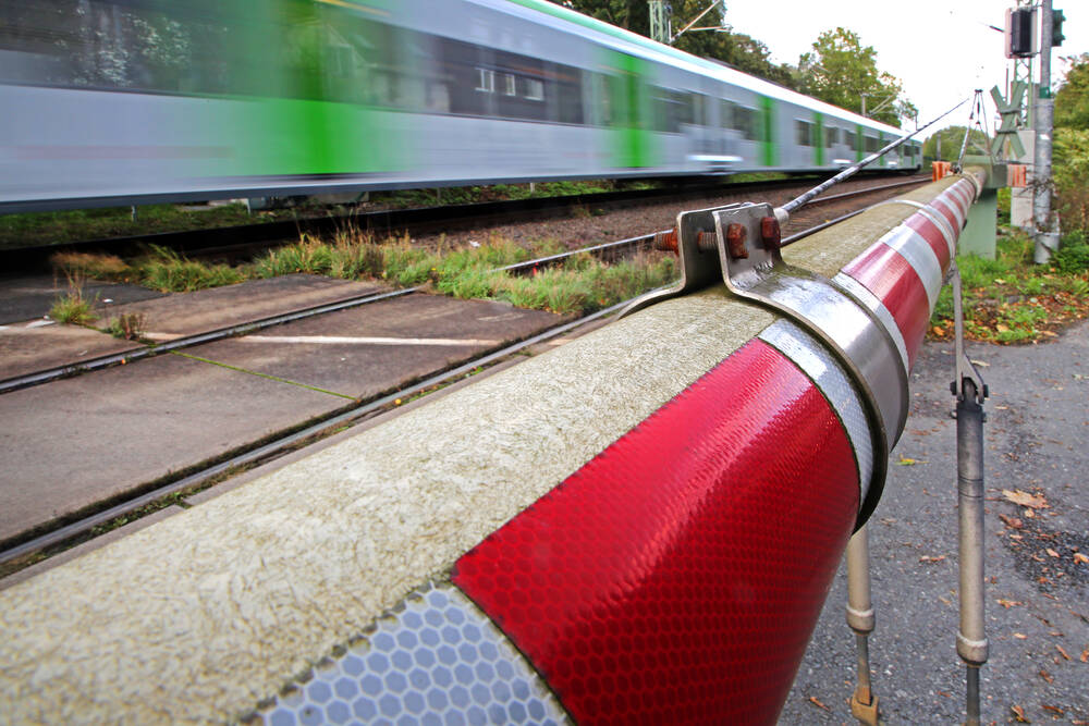 Bahn überfährt Mann mit Rollator! Tödlicher Unfall - Mann wurde von S-Bahn erfasst und stirbt
