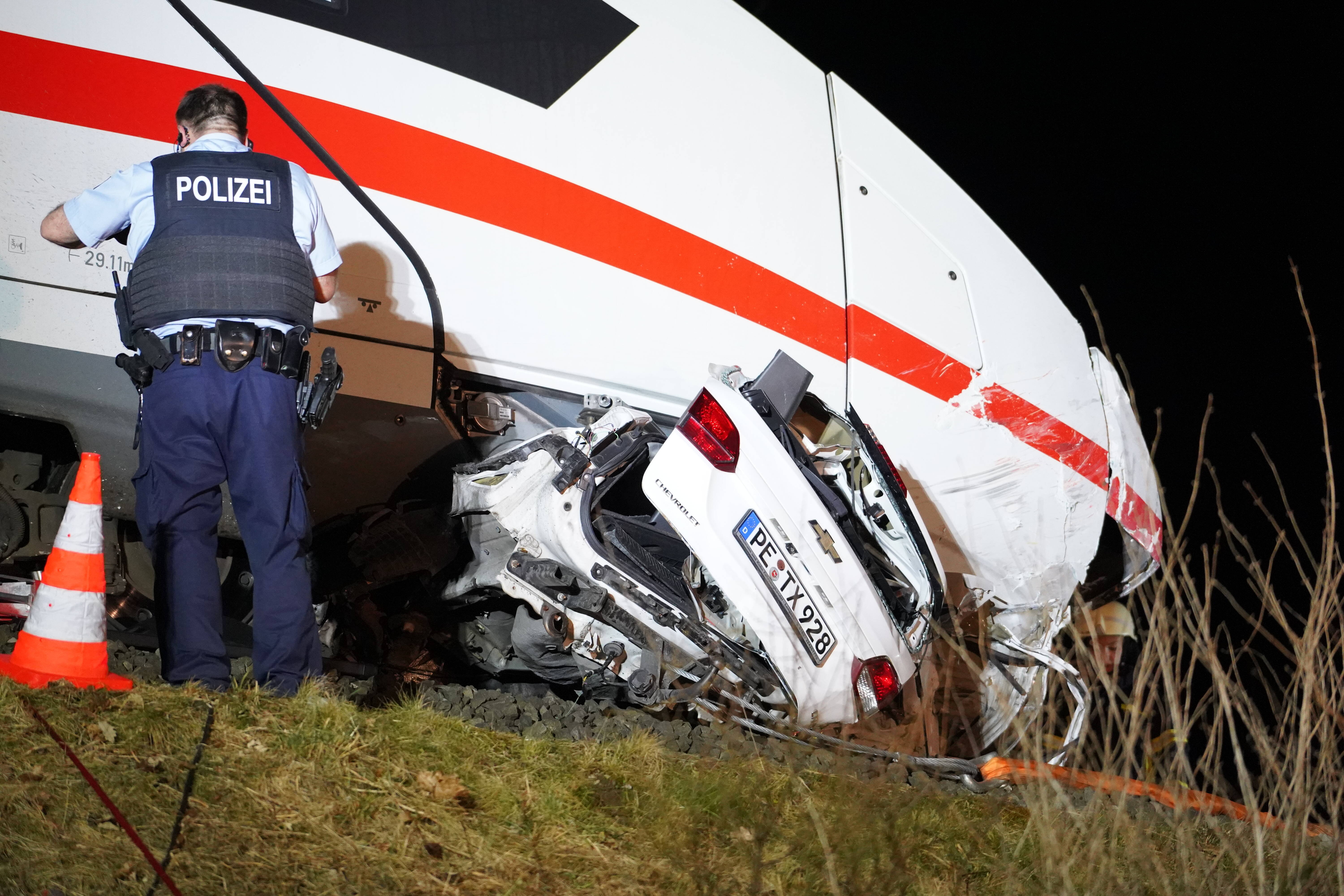 Schweres Bahnunglück - ein Mensch tot! Zug rammt Auto und schleift es Meterweit mit