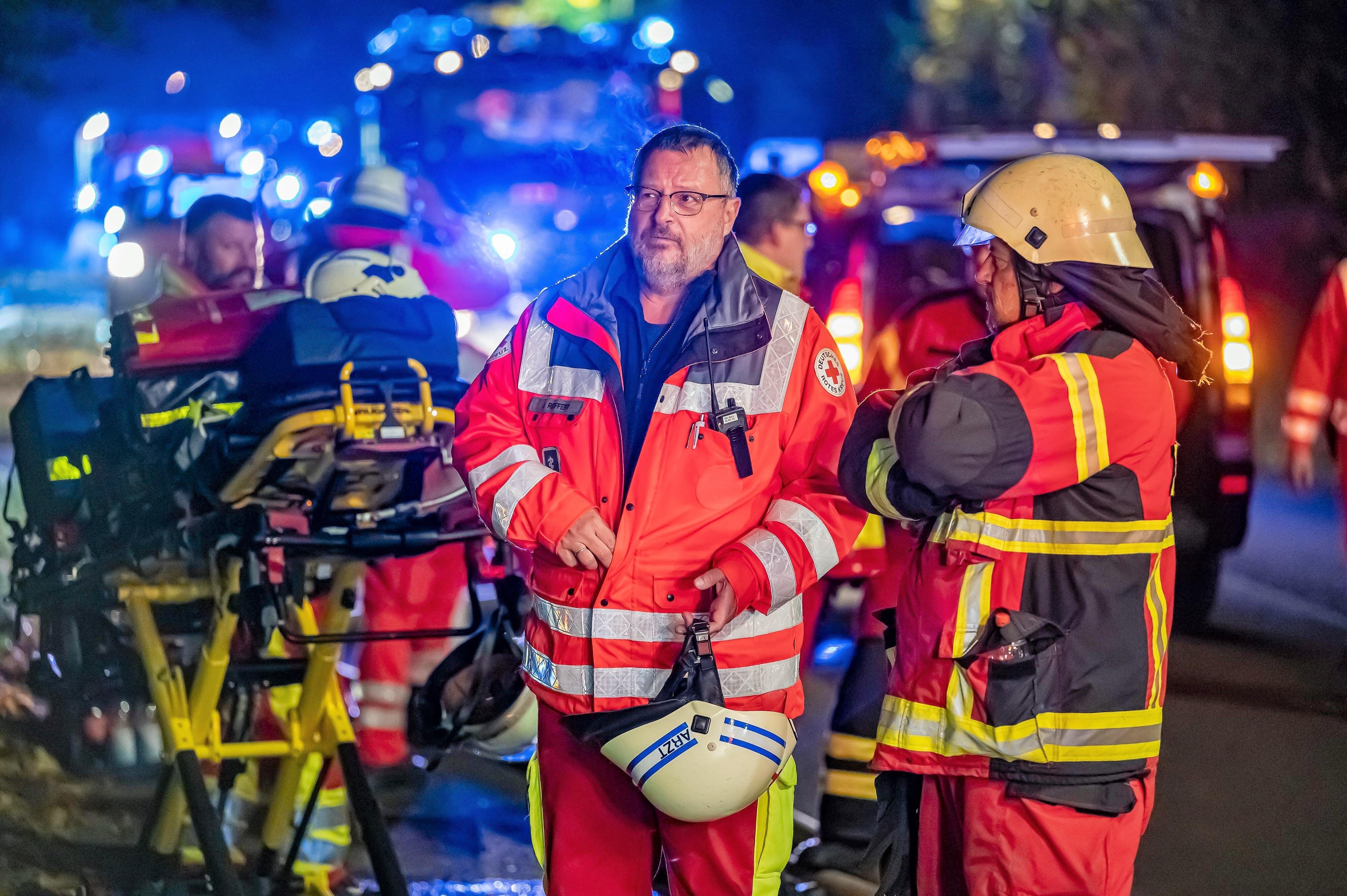 Feuerinferno! Mehrere Häuser in Flammen - Feuerwehr rettet 21 Menschen aus brennenden Häusern